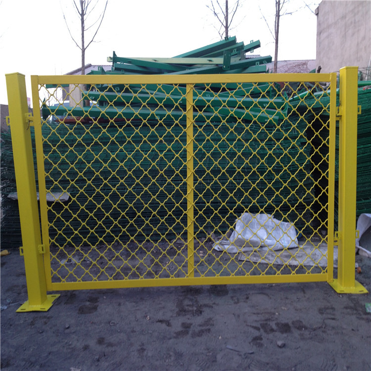 Qingdao factory supply, large dog cage fences welded to protect the meg net from theft, smelt-plastered with zinc-shaped meg net.