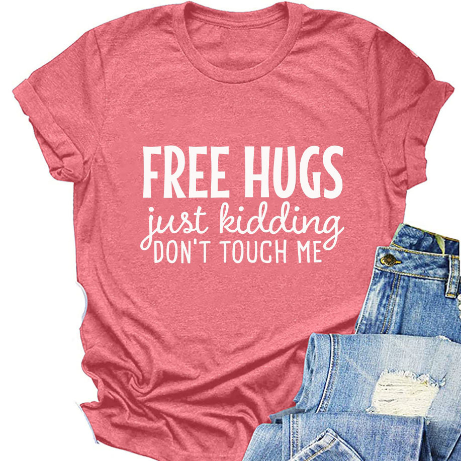 Cô gái Mỹ - châu Âu vui chơi tay áo ngắn tự do HUGS vừa băng qua biên giới tại Trạm Độc Lập Amazon