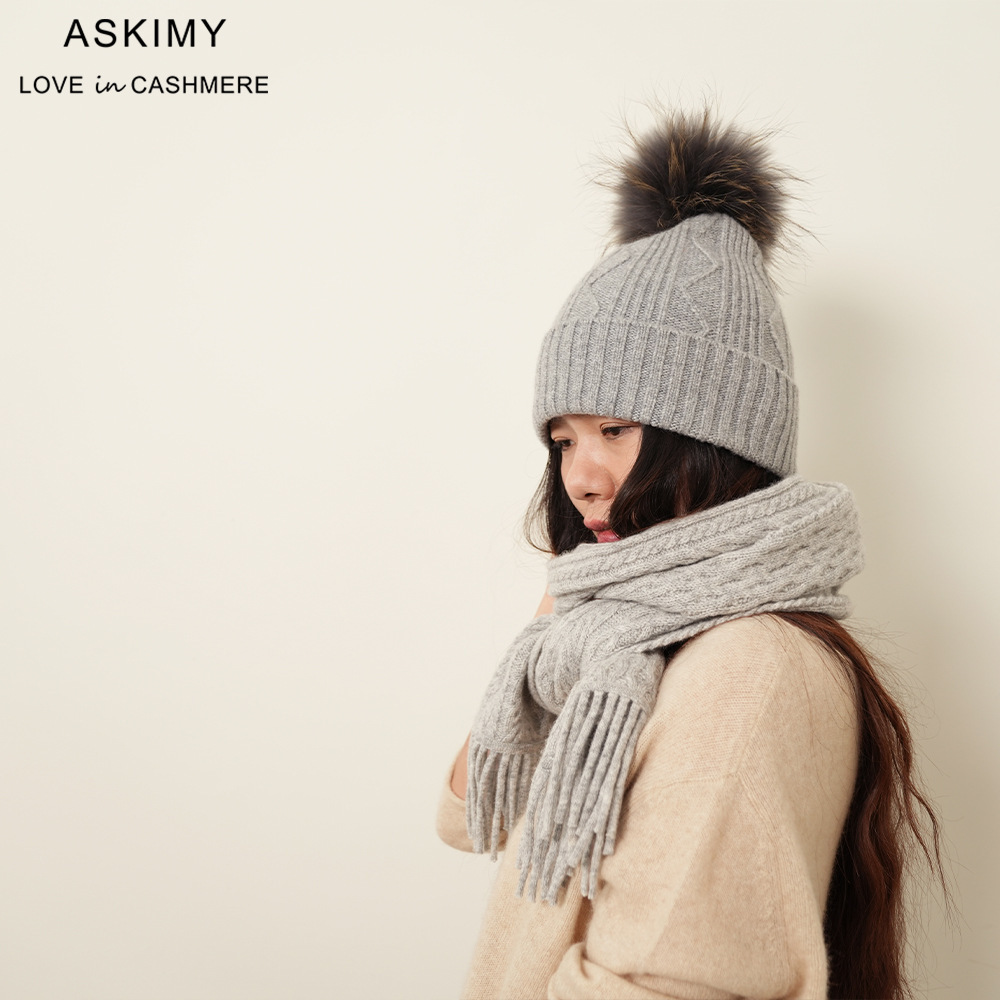 The new Ms. Autumn winter keeps her accelerated and pure woolly hairy cap.