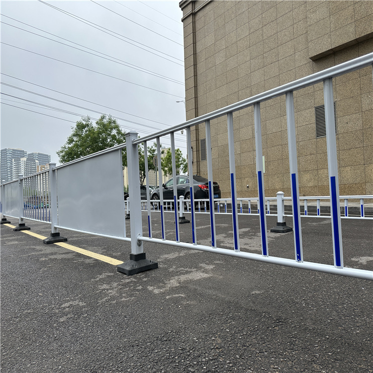 Qingdao municipal road fence, traffic city road block, city central road block.