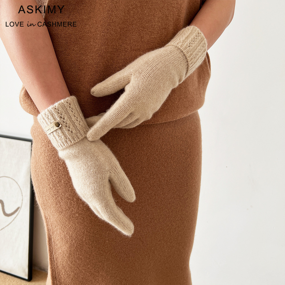 Inner Mongolia sells new autumn ladies' cashmere gloves.