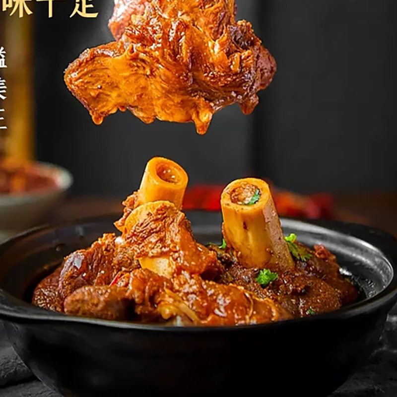 ซอสกระดูกแท่งใหญ่ เนื้อหมูแดง ร้อนหมูร้อน ซอสกระดูกแดง ยัดเข้าไปในถุงใส่กระดูก