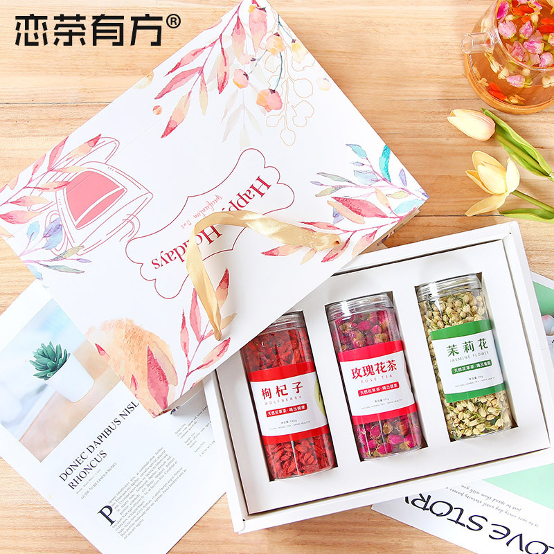 Tôi sẽ dùng trà và hoa hồng và một lọ lúa mạch đỏ và một tách trà riêng.