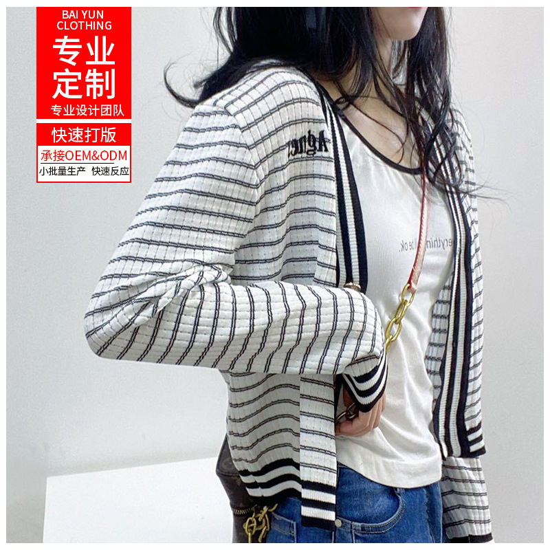 Autumn new coat girl, Korean-style loose-wielded stripes, embroidered V-coloured, lean sweater processing.