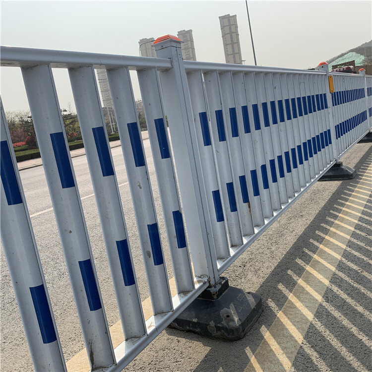 Road fences, non-separation fences, central traffic fences.