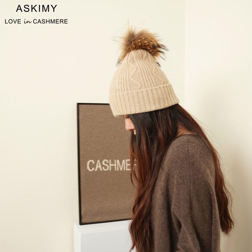 The new Ms. Autumn winter keeps her accelerated and pure woolly hairy cap.