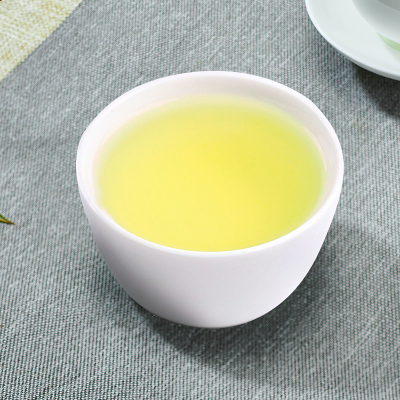 Trà xanh là một pound của một túi, trà tươi, và một bao lớn tại một nhà hàng.