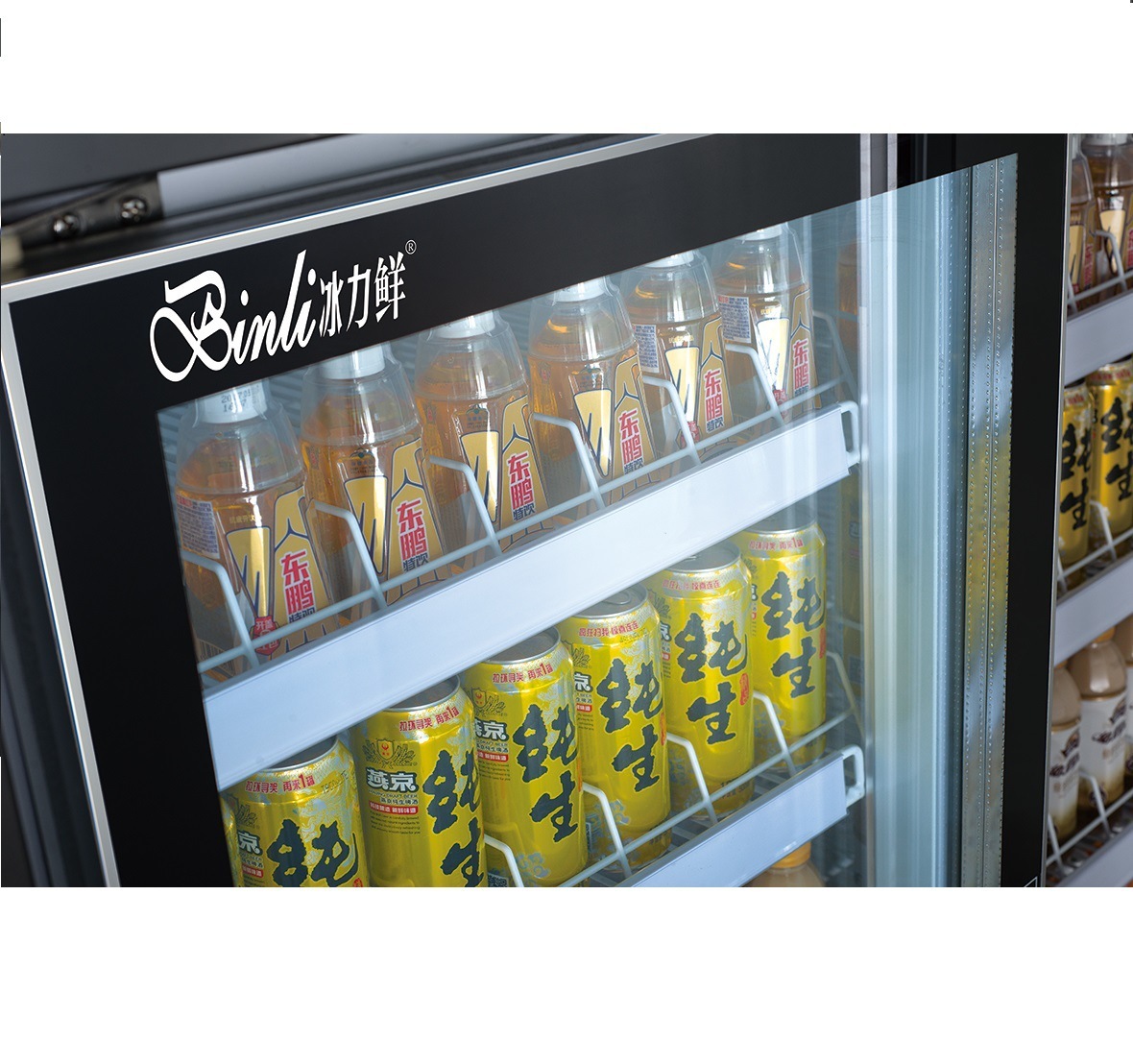 The ice cream custom store, the department drink, shows two parts of the flower and fruit cabinet.