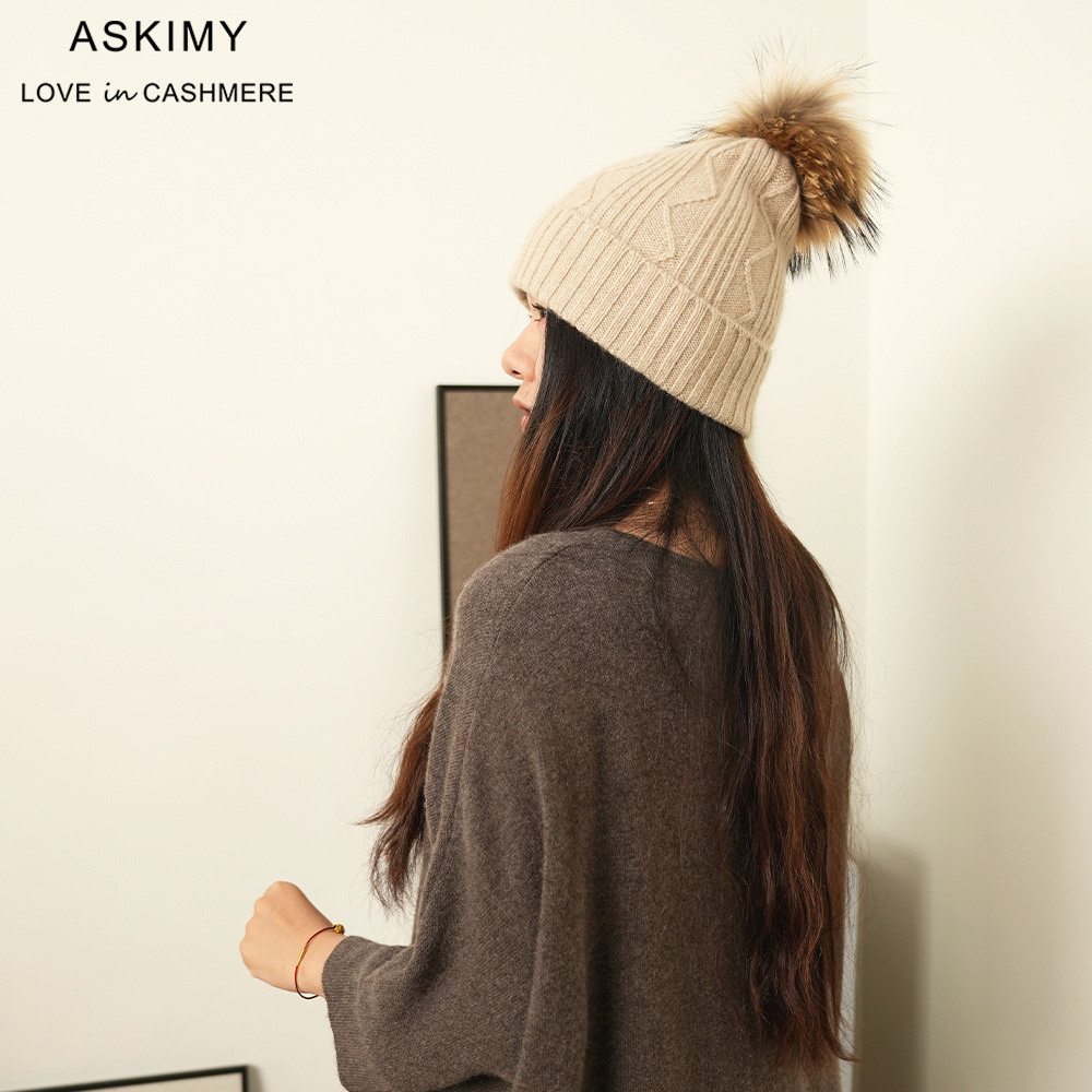 The new Ms. Autumn winter keeps her accelerated and pure woolly hairy cap.