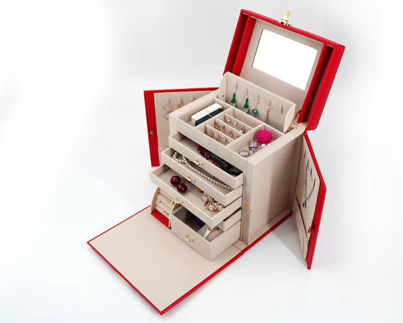 High-quality jewelry box with a large volume of European luxurious belt lock on princess marriage jewelry box.