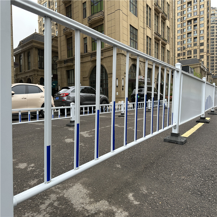 Qingdao municipal road fence, traffic city road block, city central road block.