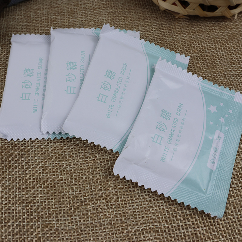 เรามีถุงน้ําตาลใบเล็กสําหรับการส่งมอบ กาแฟสําหรับเนื้อคู่