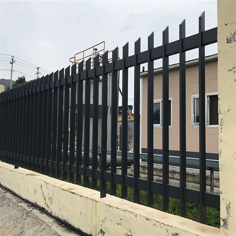 The perimeter fences in the Shandong district are thickened by the quarantine fence park, the zinc iron fence, the rural fence.