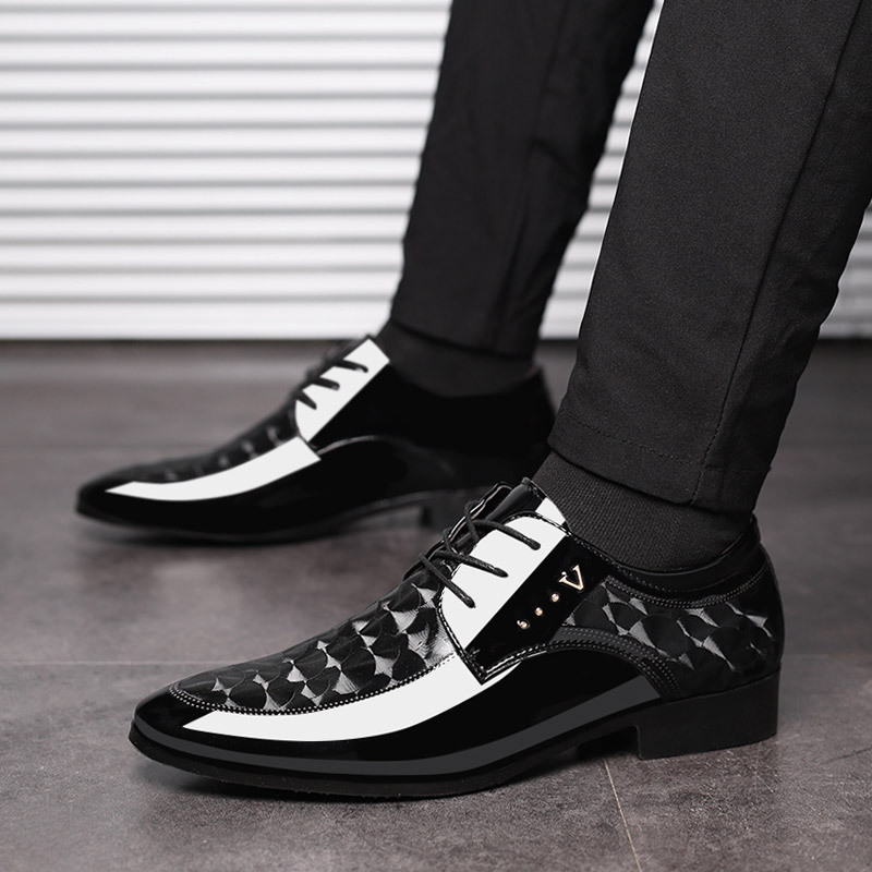 In the spring, the new flashy-skinned man's business is wearing a big-shoeed man's shoe with one hair.