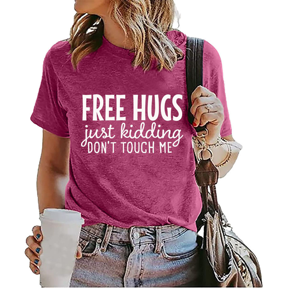 Cô gái Mỹ - châu Âu vui chơi tay áo ngắn tự do HUGS vừa băng qua biên giới tại Trạm Độc Lập Amazon