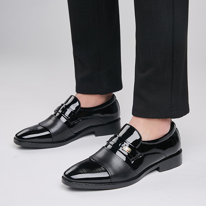 Winter Shoeman Business is wearing a big shoe set with velvet cotton shoes and a couple of free wedding shoes.