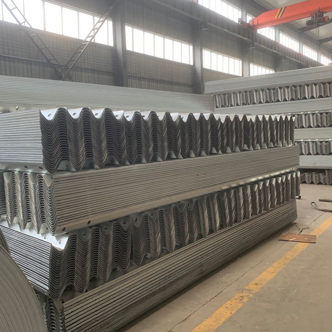 The folding of the fences, the heat-plated zinc fences, the factory's source.