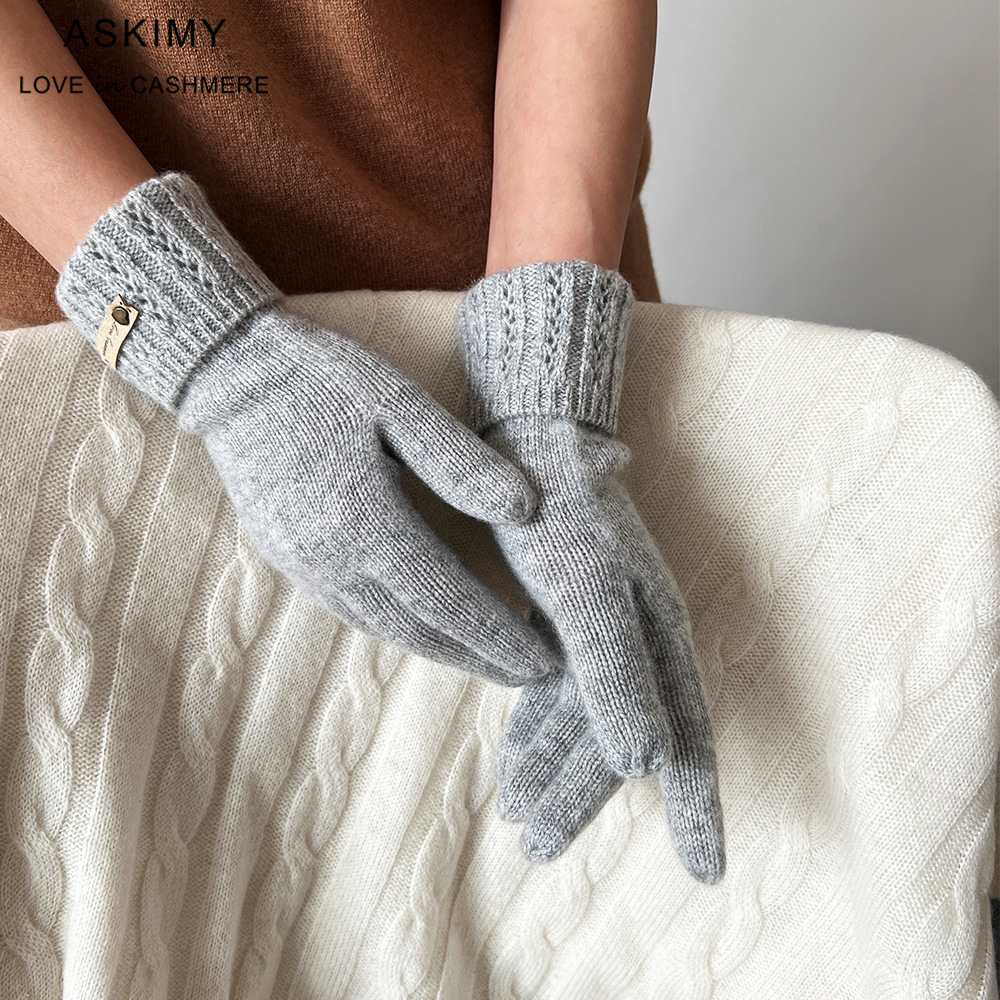 Inner Mongolia sells new autumn ladies' cashmere gloves.