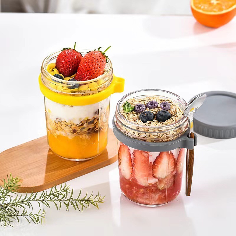 The oatmeal breakfast cup and a glass of hot-hot Mason's milk salad with spoons across the border.