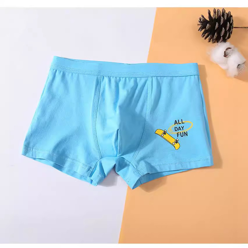 Cậu bé mặc đồ vest, cậu bé trong mồ hôi, cậu bé mặc quần lót.
