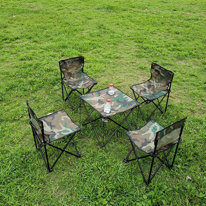 The factory sells a five-piece set of table folds outside the house.