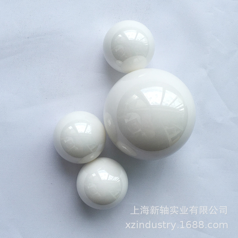 Một quả bóng kim loại có kích thước cao cao, được khóa chặt bởi một quả bóng kim loại cao.