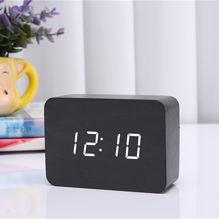 The factory's distribution of new electronic gift children's alarm clocks, creative led log clocks, multifunctional silent clocks.