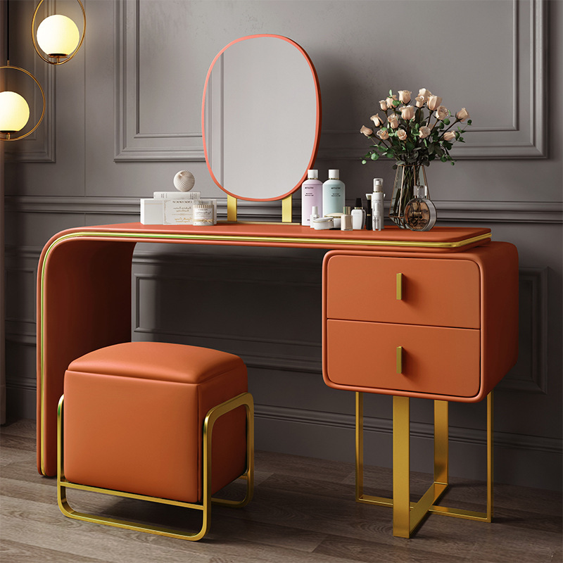 The northern luxurious dresser, the red stretcher of the bedroom, is a modern, simple, small-scale, small-scale, simple-wood make-up table.