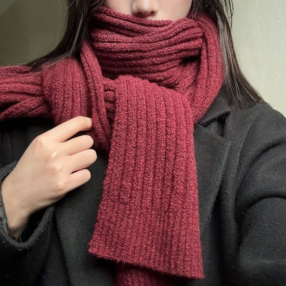 Cô gái đeo khăn choàng, phiên bản Hàn Quốc mới của mùa thu và mùa đông, đan một sợi da rám nắng với một cặp đôi ấm áp.