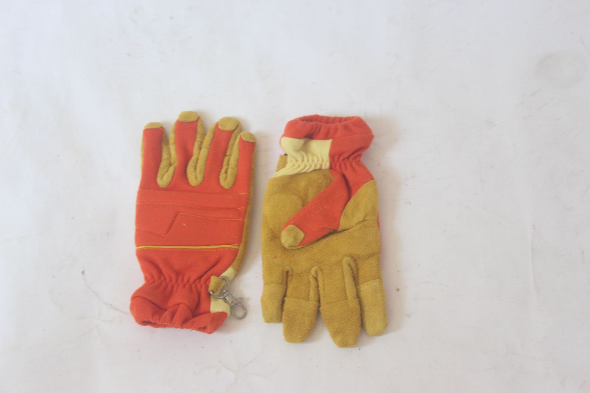 The factory's spot-on stabbing rescue gloves supplied firemen with heat insulation and hot escape rescue gloves.