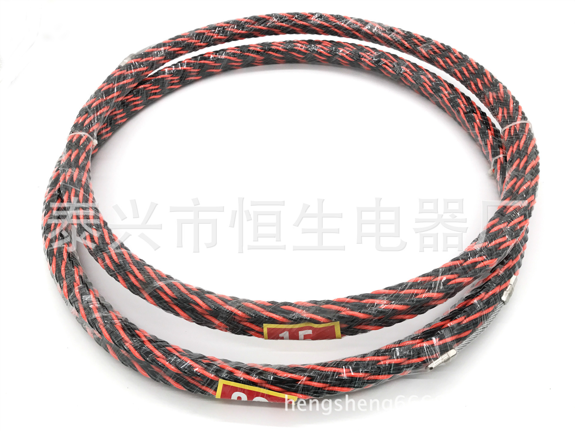 포장의 3개 조각은 벽 deep 철사 철사 철사 철사 철사 철사 철사 철사 철사 철사 철사 선의 주위에 entangled.