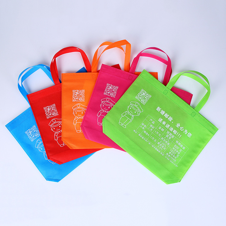 Hand-held handbags are distributed, blank advertising bags can be printed in shop bags and clothing bags