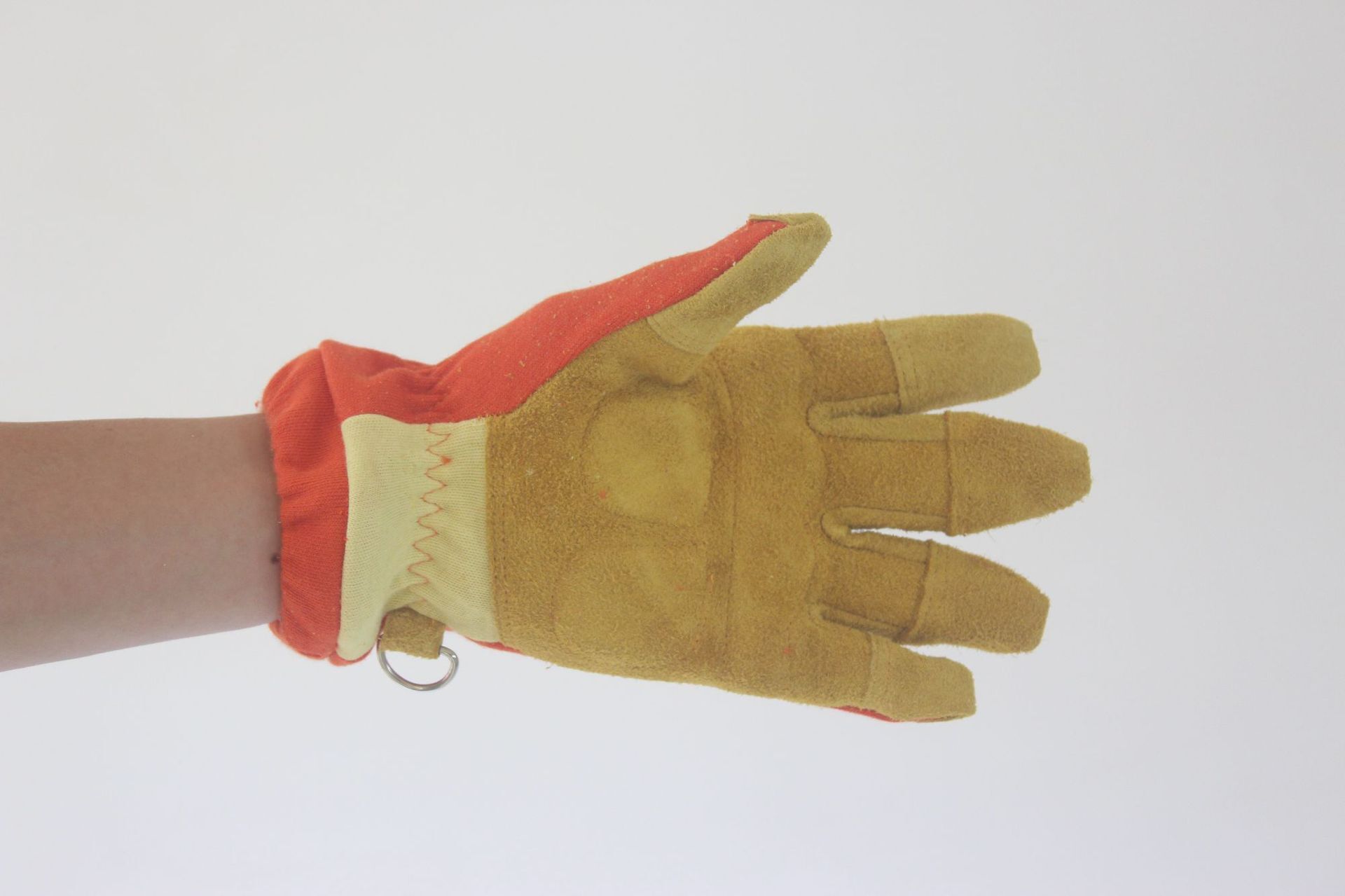 The factory's spot-on stabbing rescue gloves supplied firemen with heat insulation and hot escape rescue gloves.