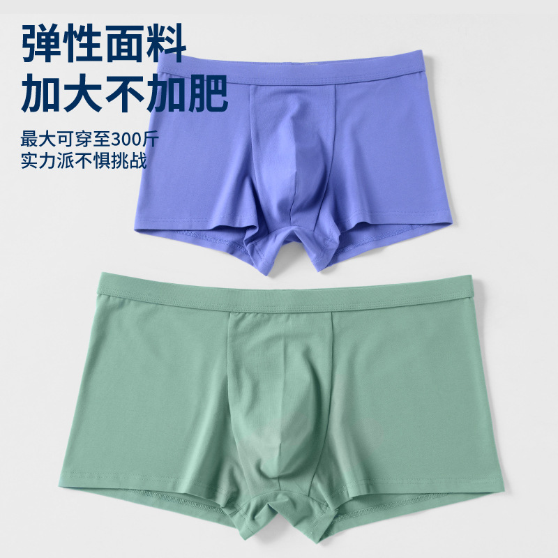 Đàn ông béo lùn mặc quần đùi không chạm vào chân.