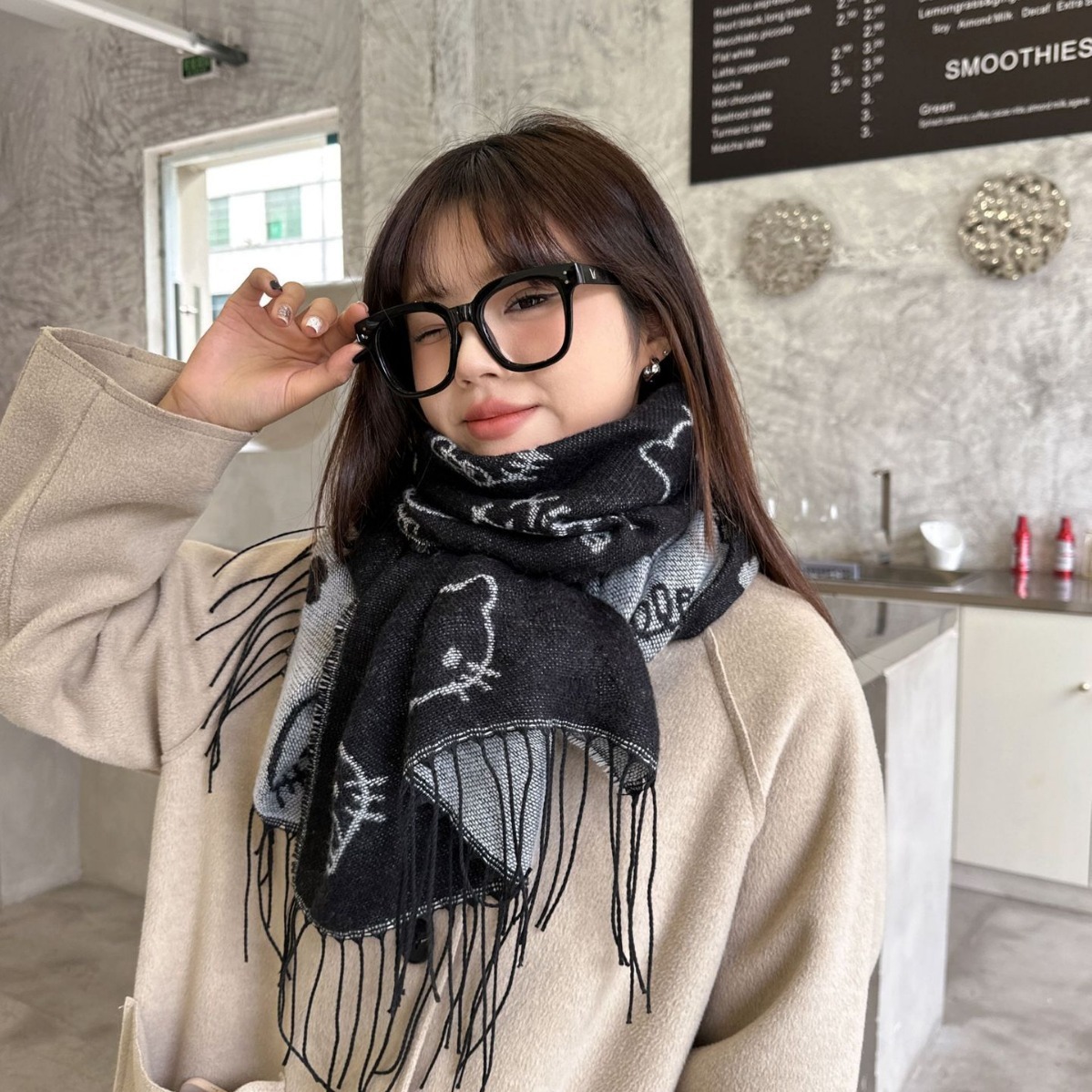 Mùa đông mới thật đáng yêu, một chiếc khăn quàng đôi mèo con đáng yêu.