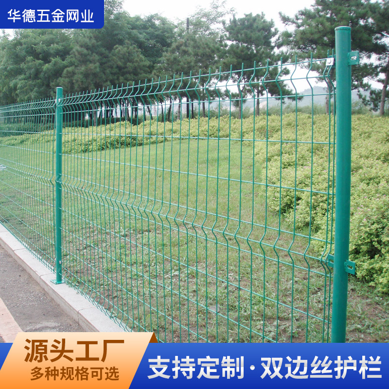 Processing of a custom-made network of green-coated fenced wire fenced road fences for bilateral silk fences