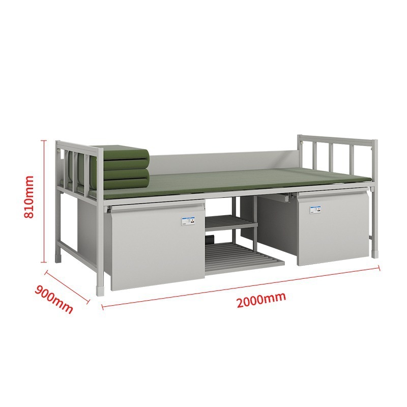 Một cái giường vỏ bọc bằng sắt cho một phòng ngủ dày và thấp.