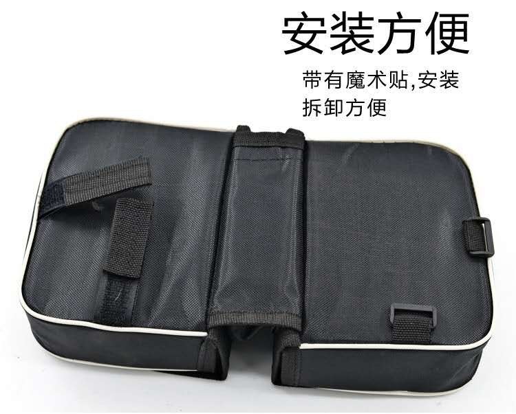Đi với một túi xà phòng phía trước núi, một cái túi gỗ cứng và một túi xe đạp trong không khí.