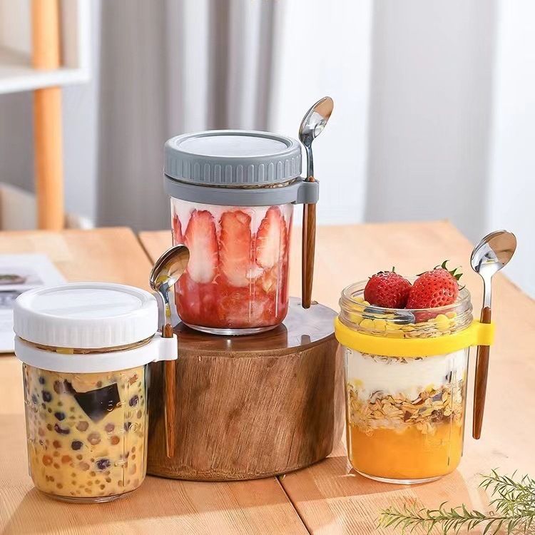 The oatmeal breakfast cup and a glass of hot-hot Mason's milk salad with spoons across the border.
