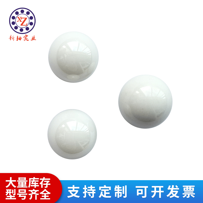 Một quả bóng kim loại có kích thước cao cao, được khóa chặt bởi một quả bóng kim loại cao.