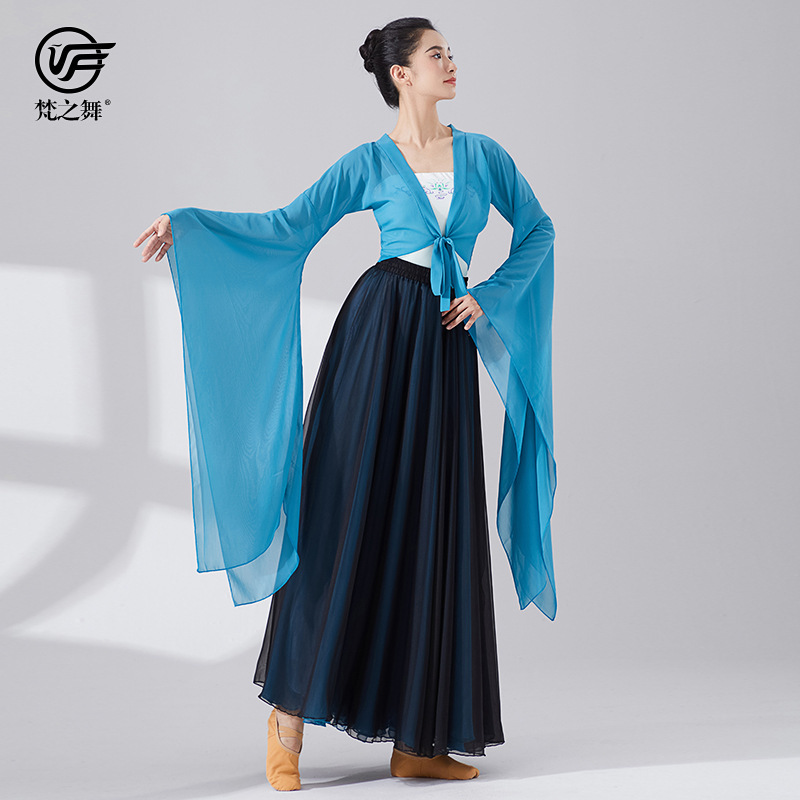 Một cô gái nhảy cổ điển với áo của Han Don Quang-Sleeve tay áo.