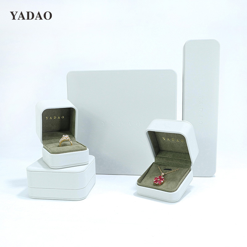 The high-end jewelry box, a large cash ring box, a locket bracelet with a logo bracelet.