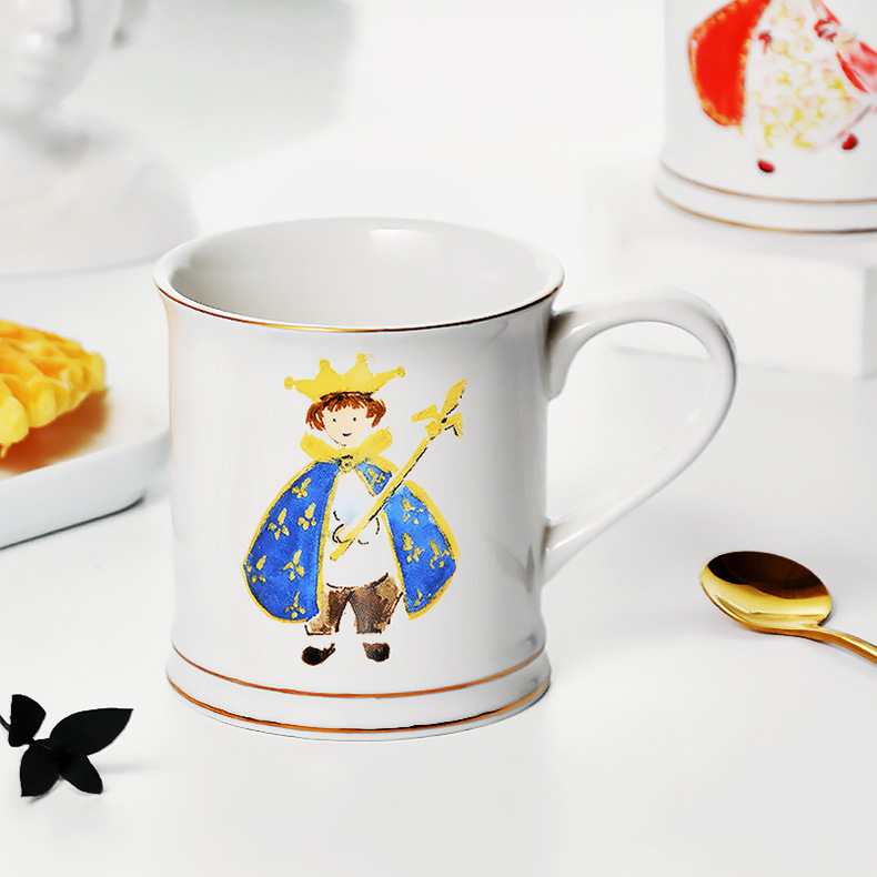 Người tình của nhà vua và Queen tặng một ly đồ gốm đơn giản và một tách cà phê lớn gồm nhân cách sáng tạo.