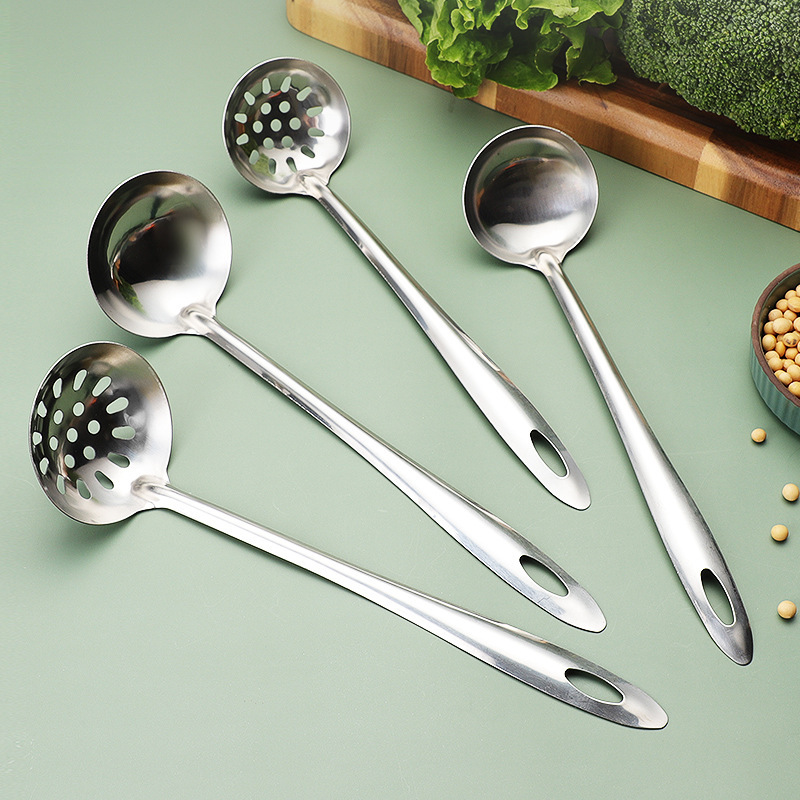 The stainless steel soup husk leaks in the kitchen with an extra spoon, with an eight centimetre spoon.
