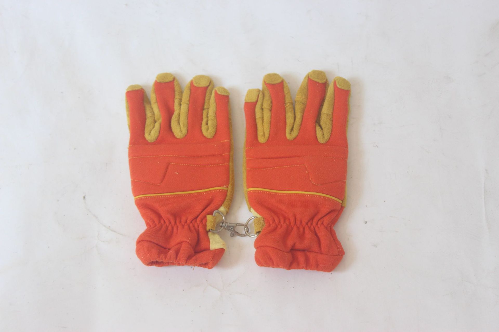 The factory's spot-on stabbing rescue gloves supplied firemen with heat insulation and hot escape rescue gloves.