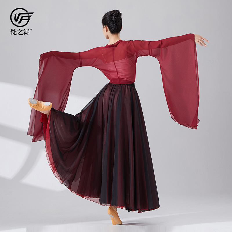 Một cô gái nhảy cổ điển với áo của Han Don Quang-Sleeve tay áo.