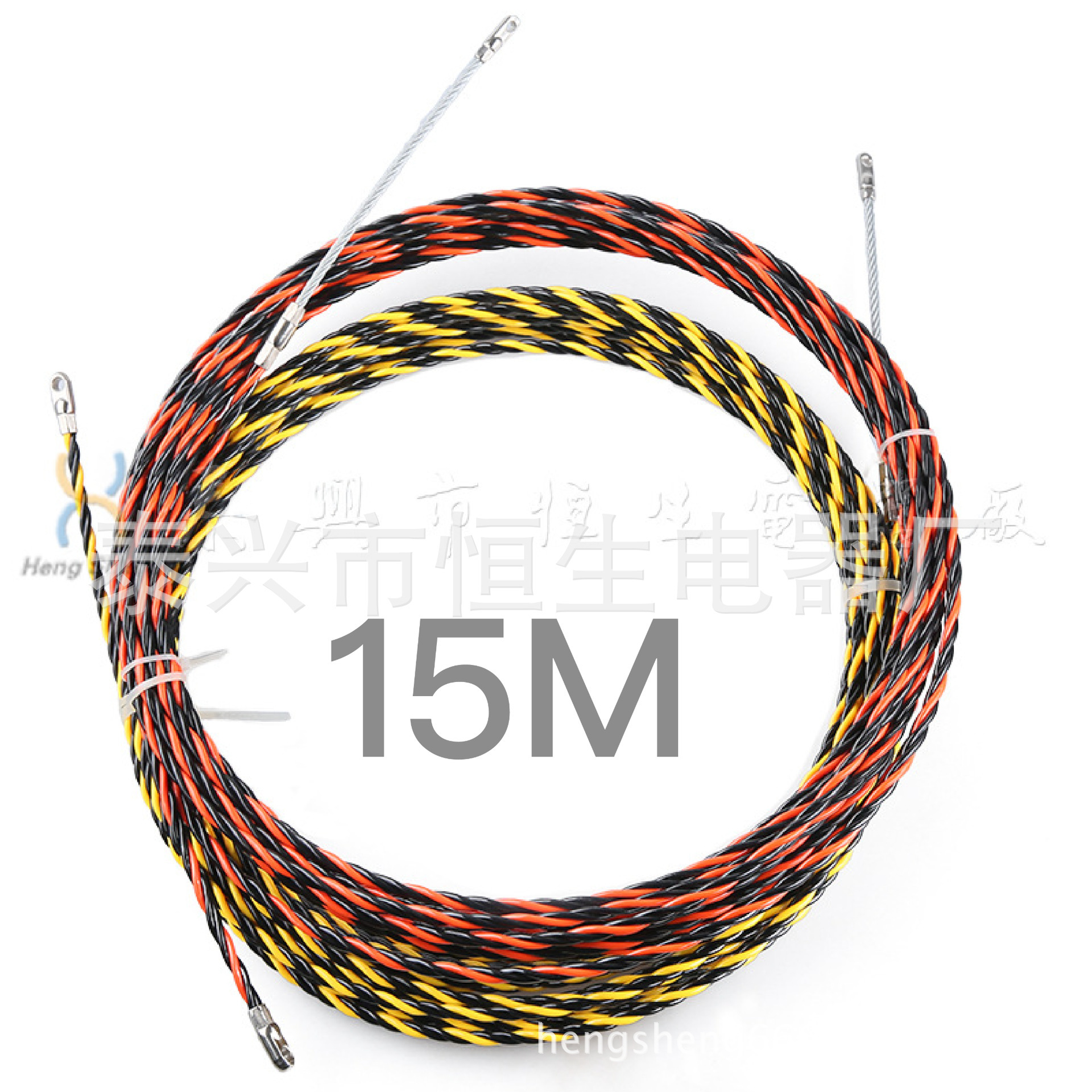 포장의 3개 조각은 벽 deep 철사 철사 철사 철사 철사 철사 철사 철사 철사 철사 철사 선의 주위에 entangled.
