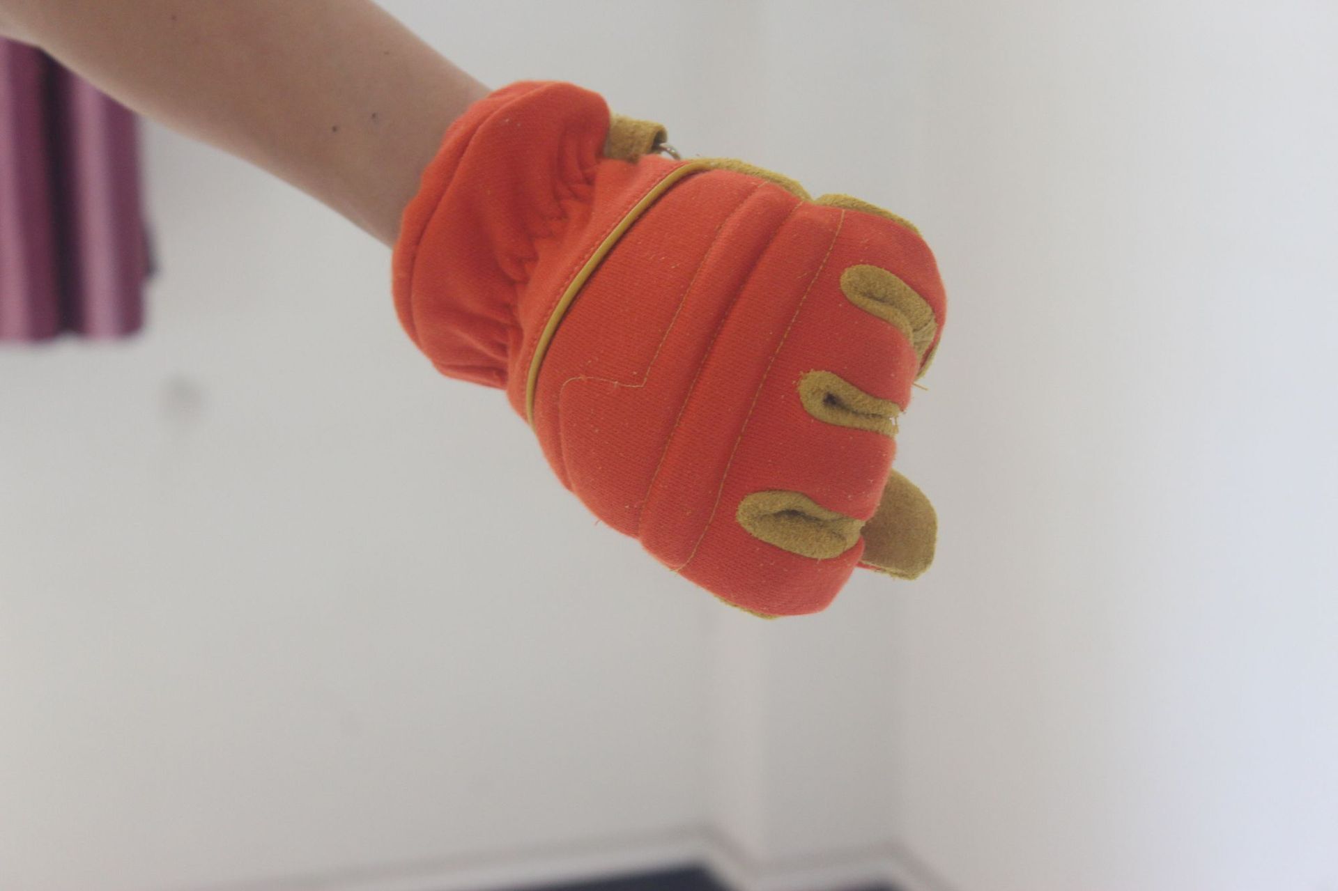 The factory's spot-on stabbing rescue gloves supplied firemen with heat insulation and hot escape rescue gloves.