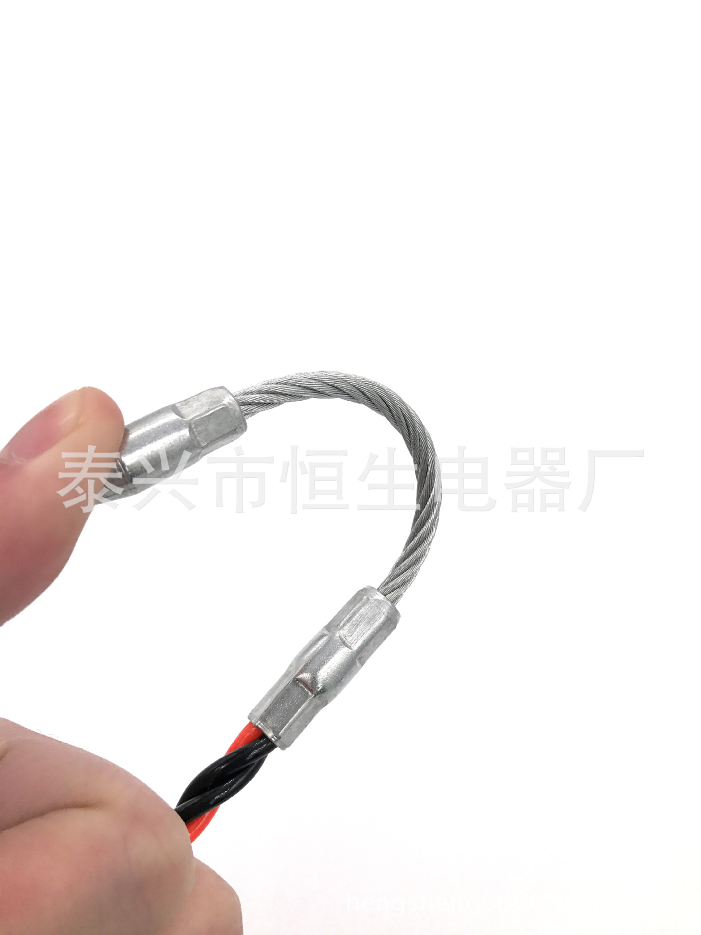 포장의 3개 조각은 벽 deep 철사 철사 철사 철사 철사 철사 철사 철사 철사 철사 철사 선의 주위에 entangled.