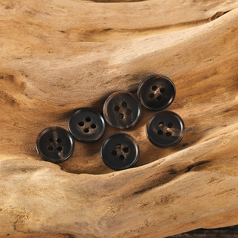 SN0502 Black button coat is a nice buffalo horn button, four-eyed obituary-blind suit button.